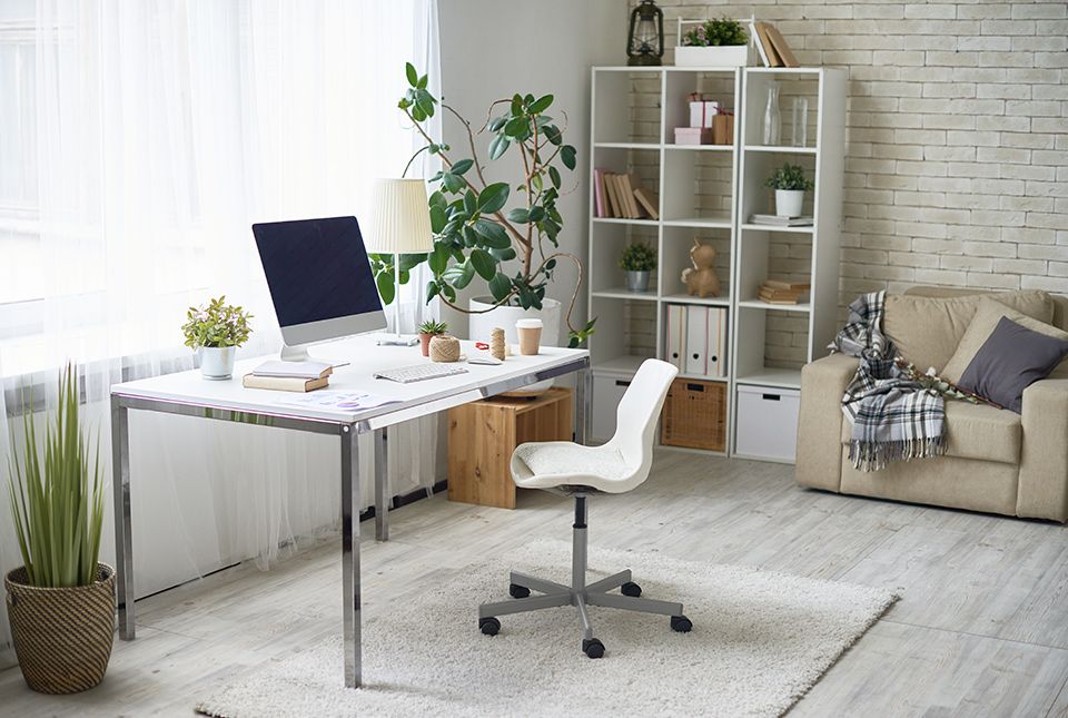Despacho con mesa, silla y armarios
